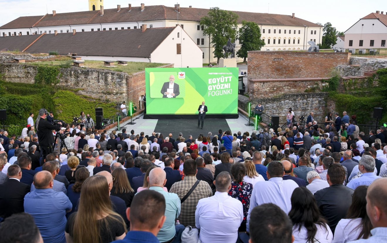 A szövetség a nagyváradi vár nyári színházában tartotta partiumi kampányrendezvényét •  Fotó: MTI/Czeglédi Zsolt