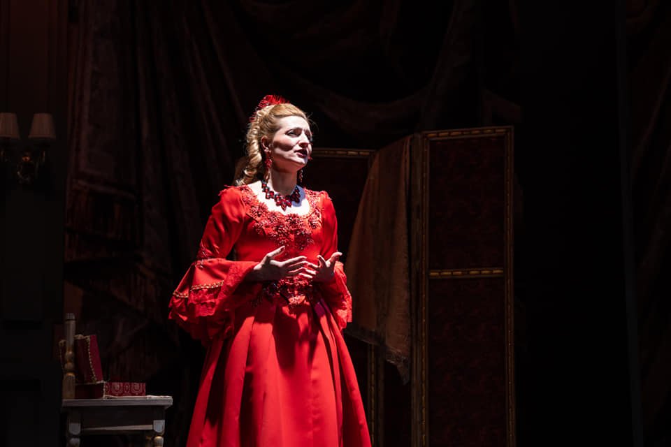 Egyed Apollónia mint Manon Lescaut, aki romlatlan lányból romlott kitartottá válik a Puccini-opera történetében •  Fotó: Kolozsvári Magyar Opera