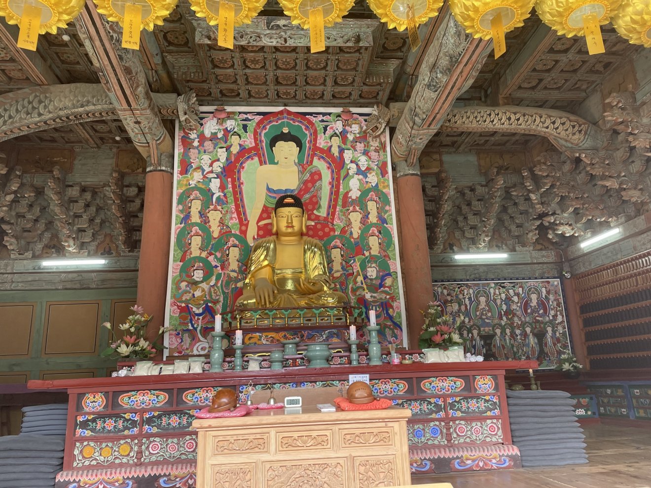 A Szeonam buddhista templom központi oltára •  Fotó: Lukács Olga gyűjteménye