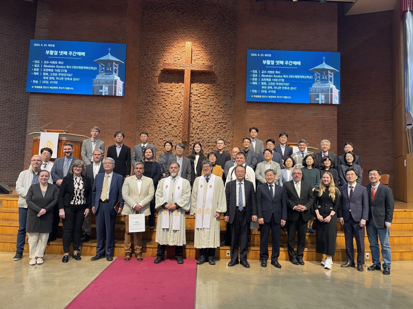 Déli istentiszteleten a Presbyterian University and Theological Seminary (PUTS, Szöul) kápolnájában •  Fotó: Lukács Olga gyűjteménye