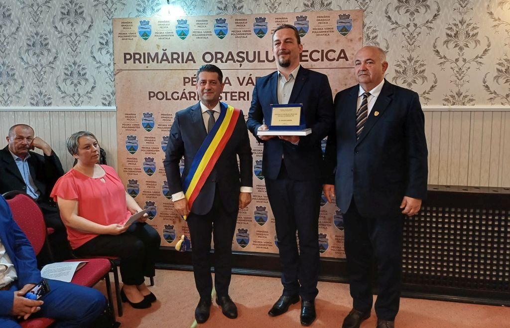 Dr. Kovács Gábor a Pécskai gyökerek  díjjal •  Fotó: Pataky Lehel Zsolt