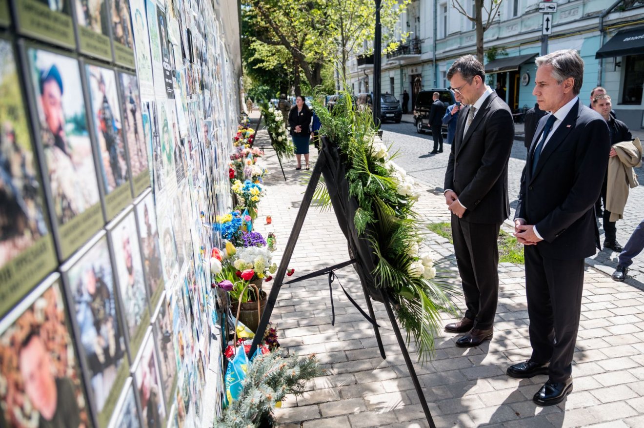 Támogatást ígér. Ukrán kollégája, Dmitro Kuleba társaságában Antony Blinken a háború áldozatainak emlékfalához is ellátogatott •  Fotó: X/Dmitro Kuleba
