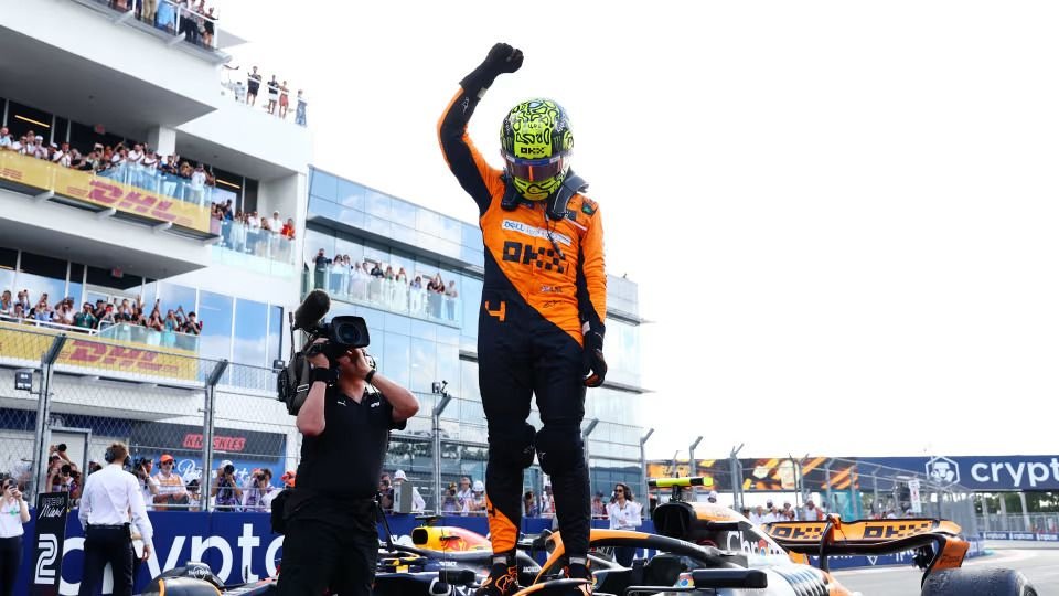 Először a csúcson. Lando Norris élete első futamgyőzelmét ünnepelte Floridában •  Fotó: Formula1.com
