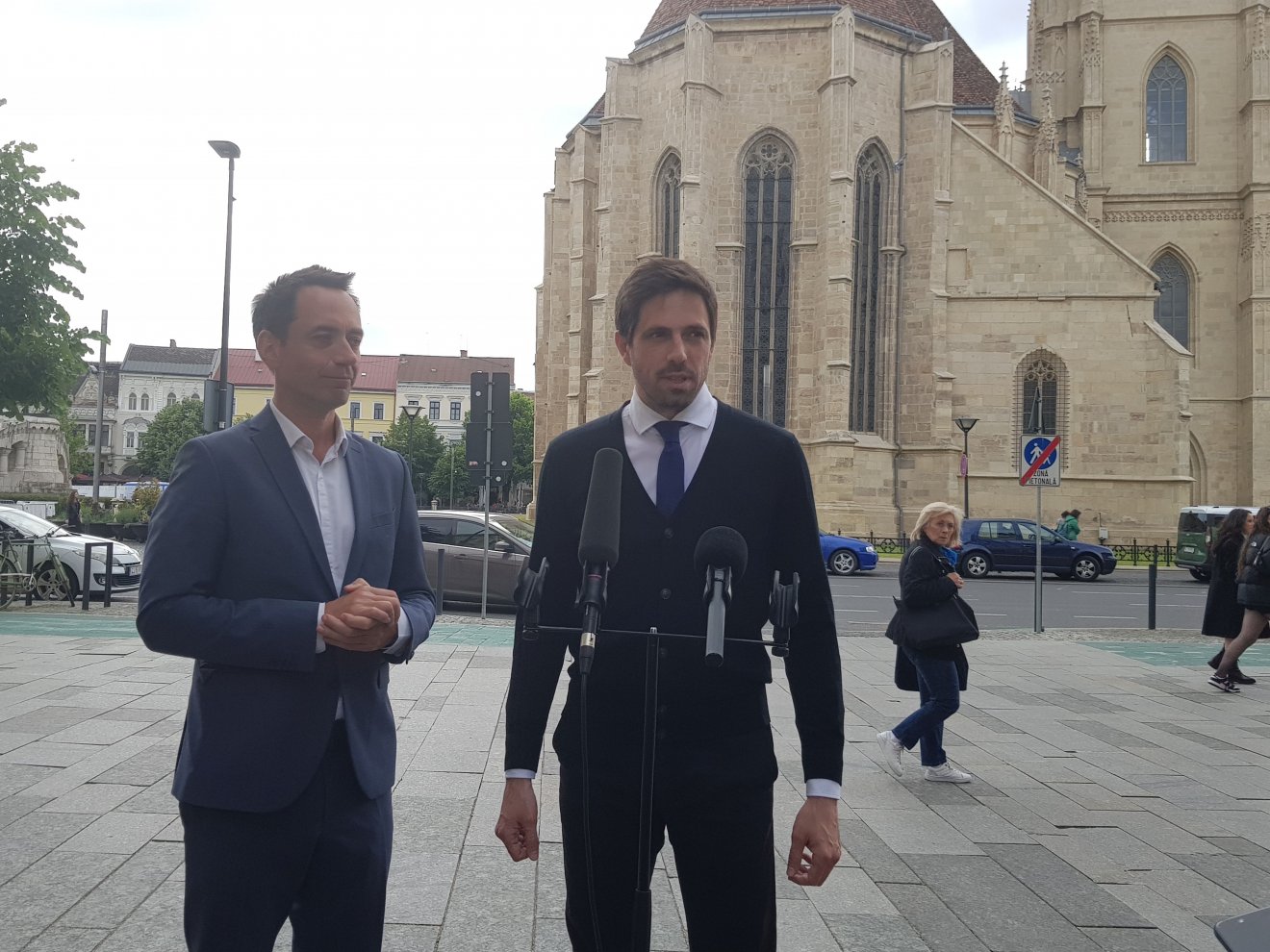 Csoma Botond RMDSZ-es parlamenti képviselő és Magyar Levente parlamenti államtitkár a magyarok választási részvételére buzdított a kincses városban •  Fotó: Rostás Szabolcs