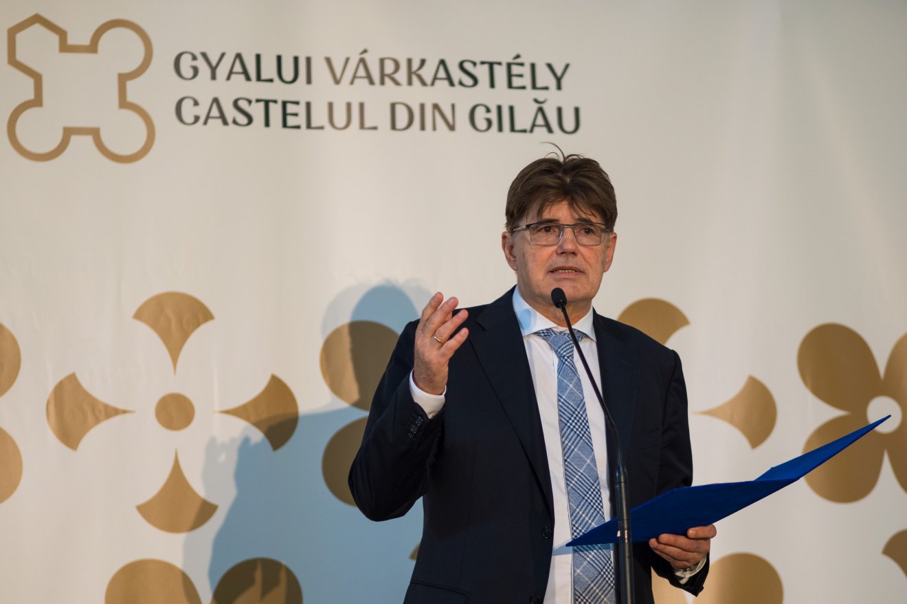 Nagy Elek elmondta: úgy érezte, felmenőihez méltó módon az a küldetése, hogy megmentse a szűkebb és tágabb közösség szolgálatára az épületegyüttest •  Fotó: Erdélyi Hagyományok Alapítvány