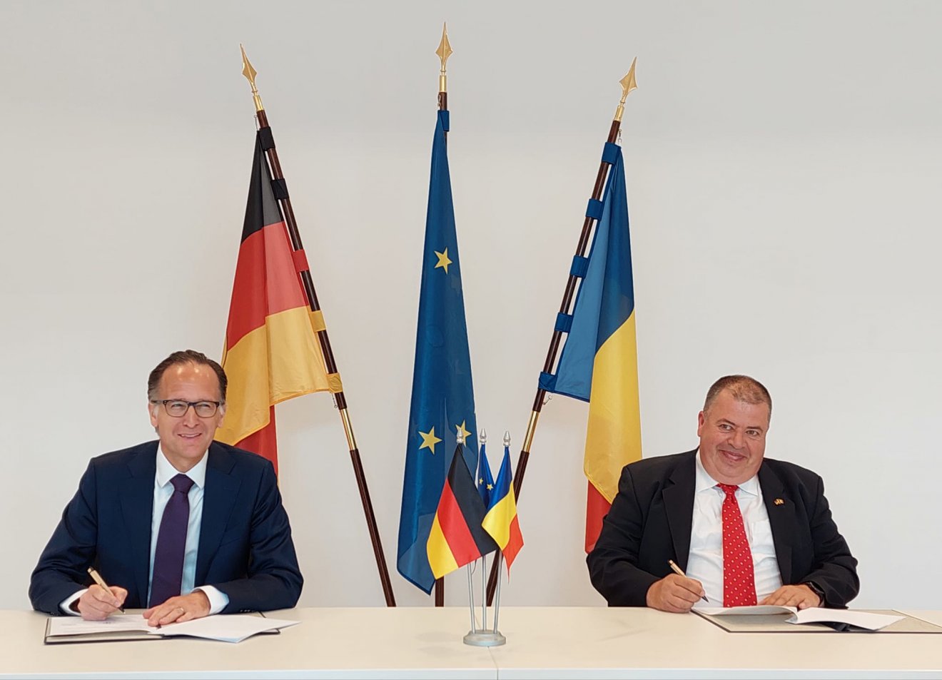 Anyanyelvápolók. Peer Gebauer nagykövet szerződést írt alá Klaus-Harald Sifft alapítványvezetővel Bukarestben •  Fotó: Facebook/Ambasada Germaniei București