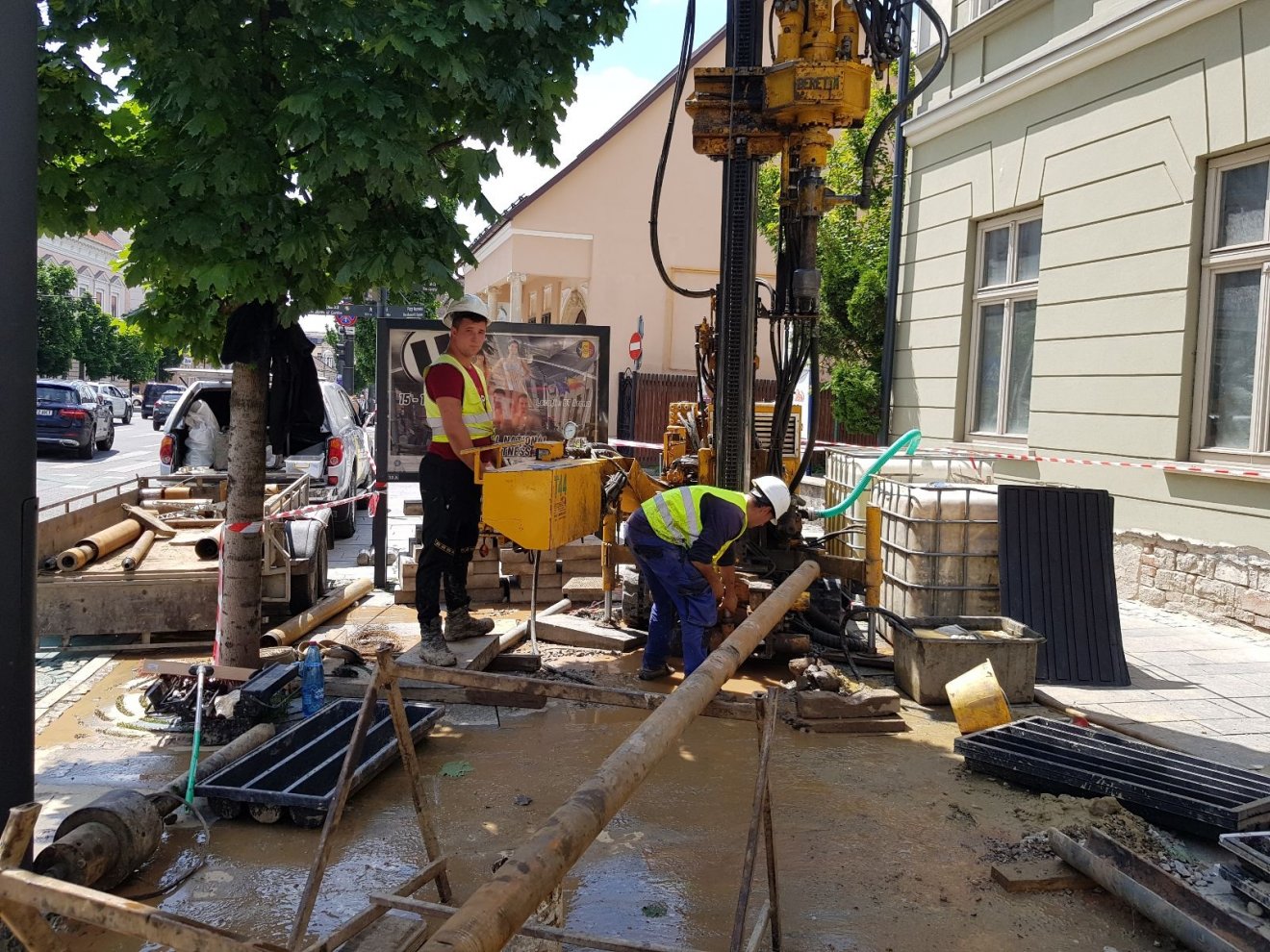 Még a napokban is teljes gőzerővel folyt a geológiai mintavétel a kincses város központjában, a polgármesteri hivatallal átellenben •  Fotó: Rostás Szabolcs