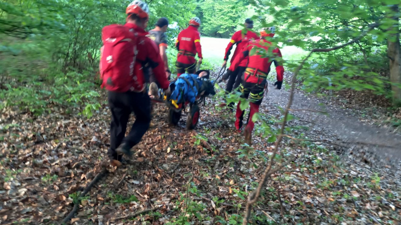 A balesetben megsérült turistát eszméletlen állapotban szállították el a Salvamont emberei •  Fotó: Salvamont Beszterce-Naszód megye