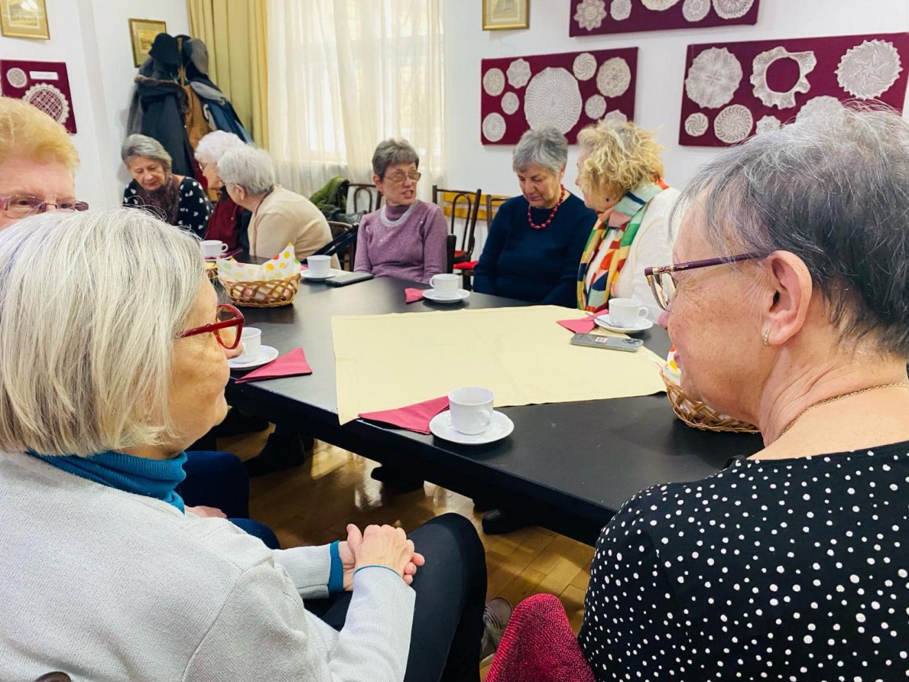 A Senior kávézó titka, hogy a résztvevők  odafigyelnek egymásra, elfogadják egymást, tisztelik a hozzájuk betérőket. •  Fotó: Kolozsvár-Belvárosi Unitárius Egyházközség