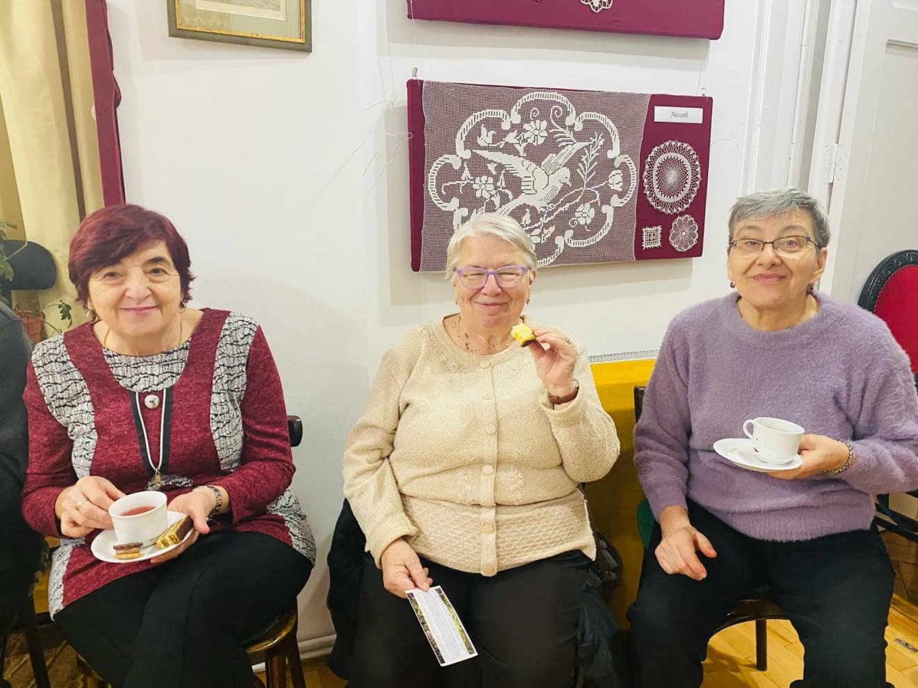 A Senior kávézó keretében a résztvevők foglalkoztak az időskori betegségek, a segítségkérés problematikájával, az öröm megtartó pilléreivel, a szeretetnyelvekkel •  Fotó: Kolozsvár-Belvárosi Unitárius Egyházközség