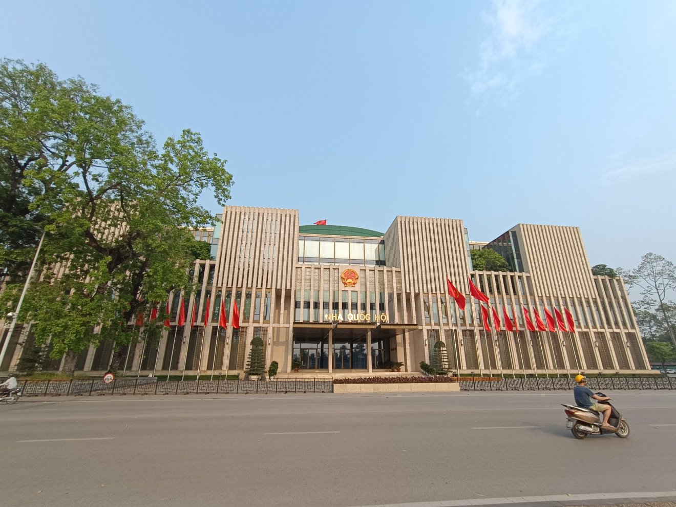 Ismerős ismeretlen: szocmodern épület Hanoiban •  Fotó: Tóth Gödri Iringó