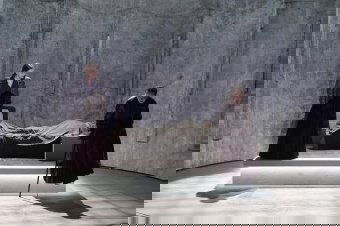 „Minden korban a küszöbön áll a borzalom”: Albert Camus A félreértés című abszurd drámájának premierje Kolozsváron 