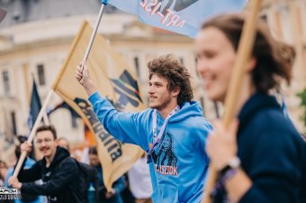 Több ezer magyar egyetemistától hangos Kolozsvár, javában zajlanak a KMDSZ-diáknapok