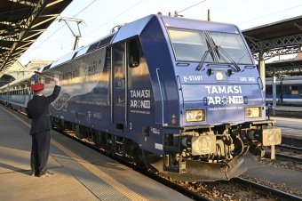 Elindult a Székely Gyors és a Csíksomlyó Expressz, az 1500 zarándokot szállító szerelvény mintegy fél kilométer hosszú