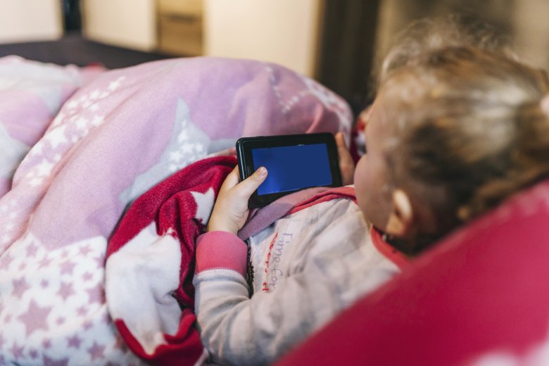 Szakemberek javaslata szerint meg kell tanítani a gyereknek a digitális eszközök célszerű használatát, ugyanakkor meg kell szabni a kereteket •  Fotó: freepik.com