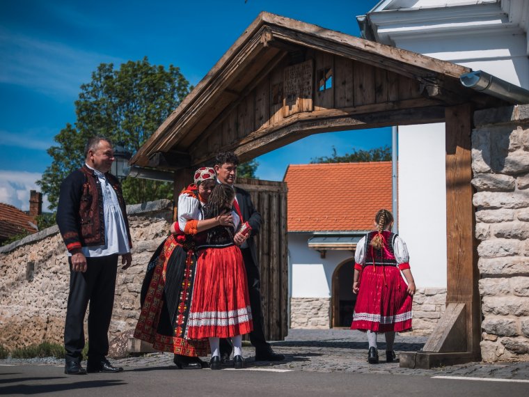 Díszes kalotaszegi népviseletben ünnepelte temploma megújulását Magyarkapus apraja-nagyja