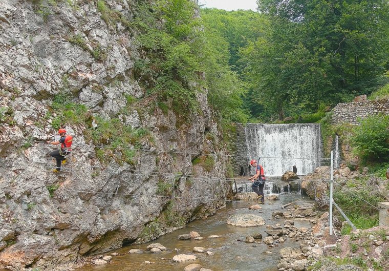 Megépült a leglátványosabb via ferrata Bihar megyében, százezer turista fordul meg a szorosok falujában (videóval)