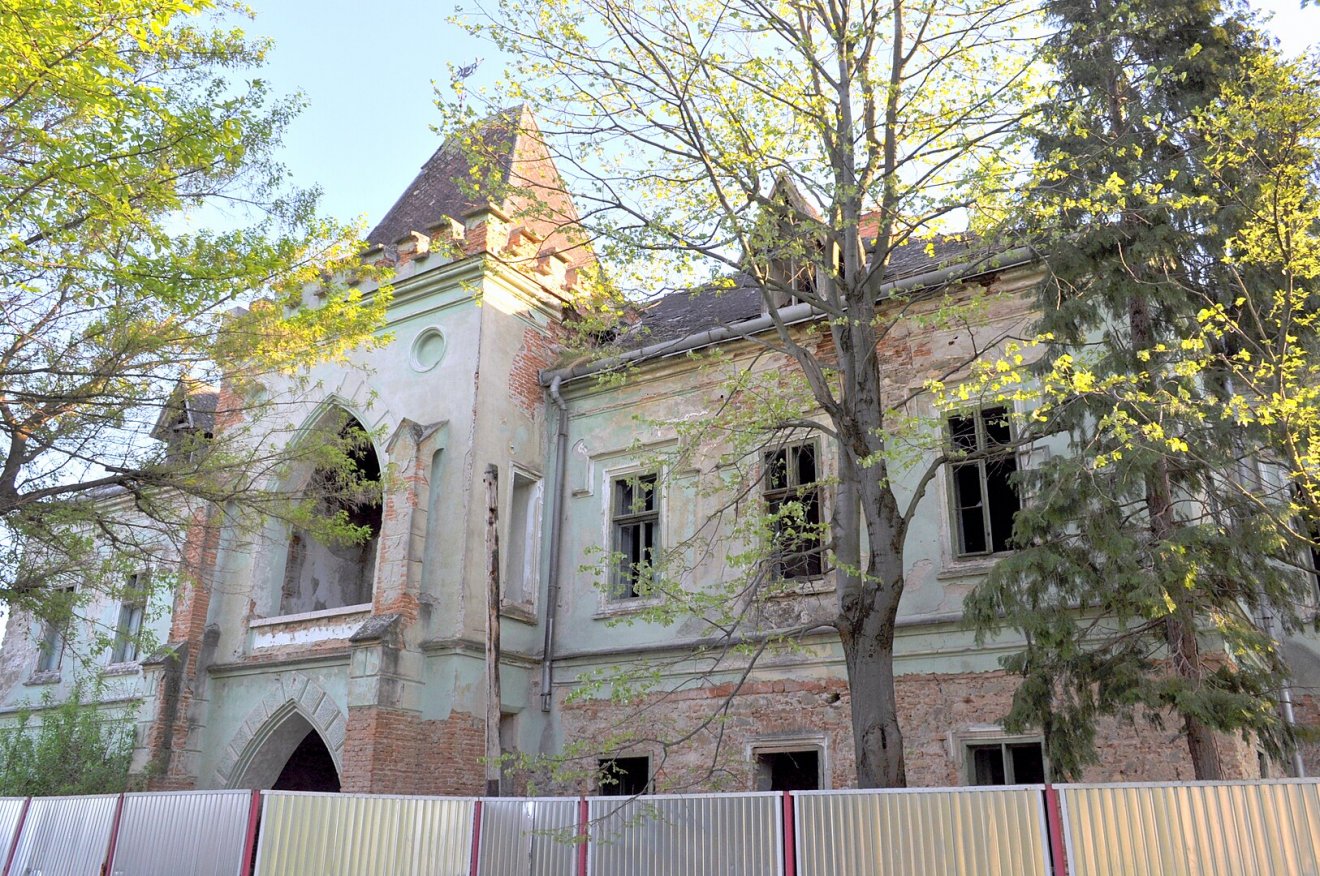 Alaposan leromlott állapotban volt a szacsali kastély a felújítás előtt •  Fotó: Wikipédia/Țetcu Mircea Rareș