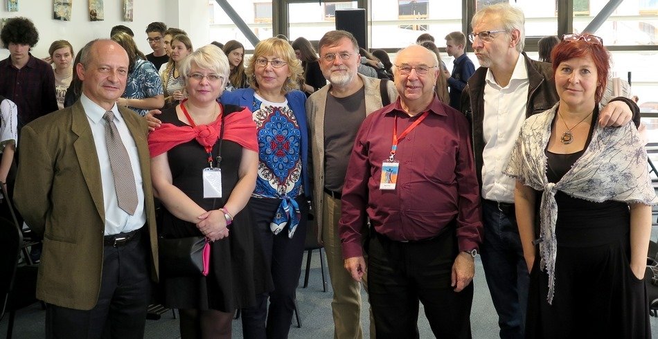 A Színház határok nélkül című panelbeszélgetés résztvevői Suceáván 2019-ben, Komporály Jozefina a jobb szélen •  Fotó: Komporály Jozefina gyűjteménye