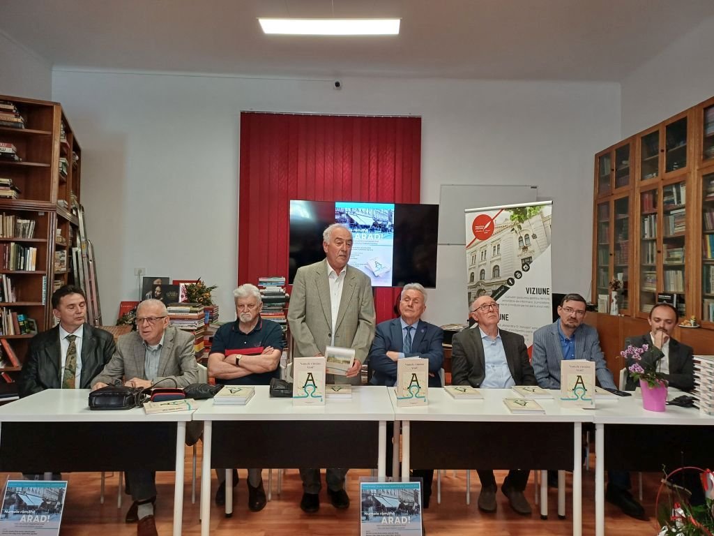 Király András (állva), a Szabadság-szobor Egyesület elnöke a bemutatón •  Fotó: Pataky Lehel Zsolt