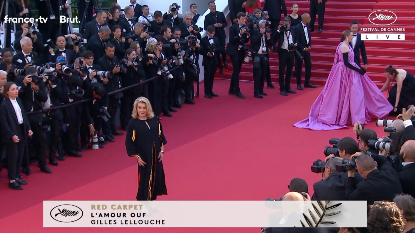 Ragyogás. Catherine Deneuve kétszeres César-díjas francia színésznő a cannes-i vörös szőnyegen •  Fotó: Videófelvétel/FranceTv