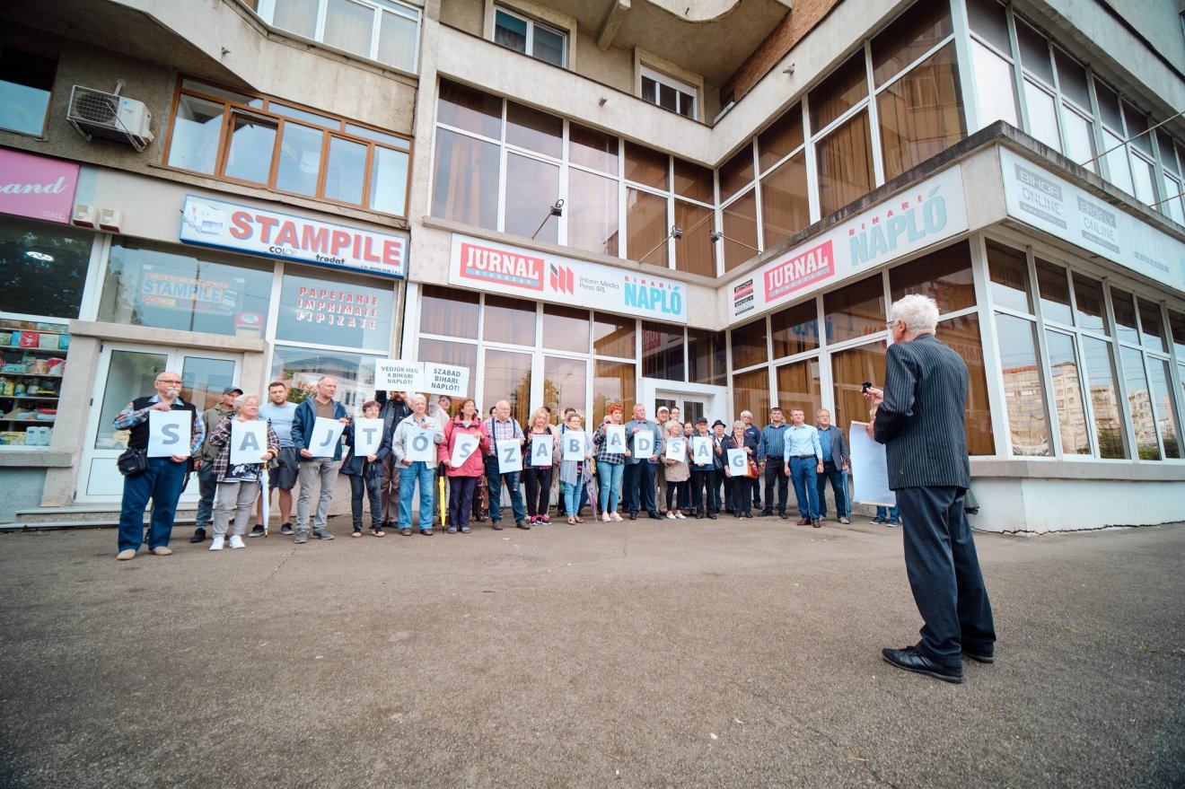 Szólás, szabadság. Az EMSZ tüntetést is szervezett a Bihari Napló szerkesztősége előtt a cenzúravádak miatt •  Fotó: Facebook/Csomortányi István