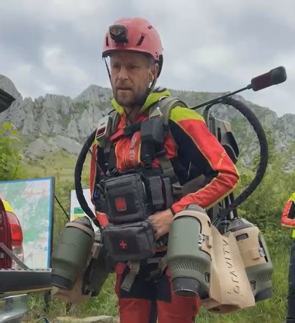 Richard Browning emelkedett a magasba a több kisebb hajtóműből álló rakétahátizsákkal •  Fotó: Videófelvétel
