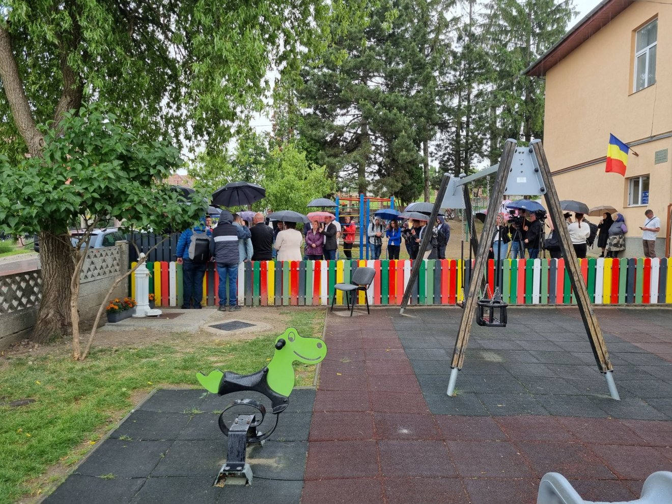 Balról a csap, középen a vendégsereg, jobbról az általános iskola épülete •  Fotó: Páva Adorján
