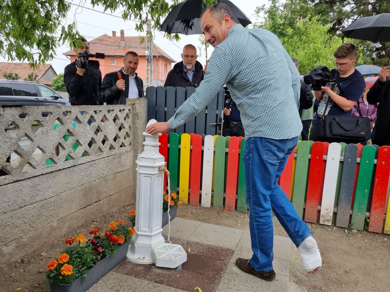 A vízcsapot a györgyfalvi focicsapat tagjaként korábban megsérült Gabriel Costea feleki polgármester engedte meg ünnepélyesen az óvoda és iskola udvarán •  Fotó: Páva Adorján