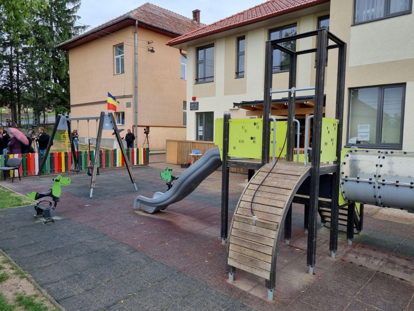 A magyar állami támogatással 2019-ben megépült györgyfalvi óvoda udvara, háttérben a bővítés előtt álló iskolaépület •  Fotó: Páva Adorján