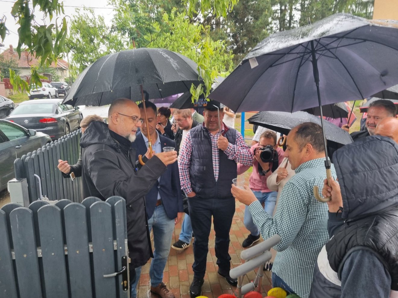 A vendégek koccintottak is az ivóvízzel •  Fotó: Páva Adorján