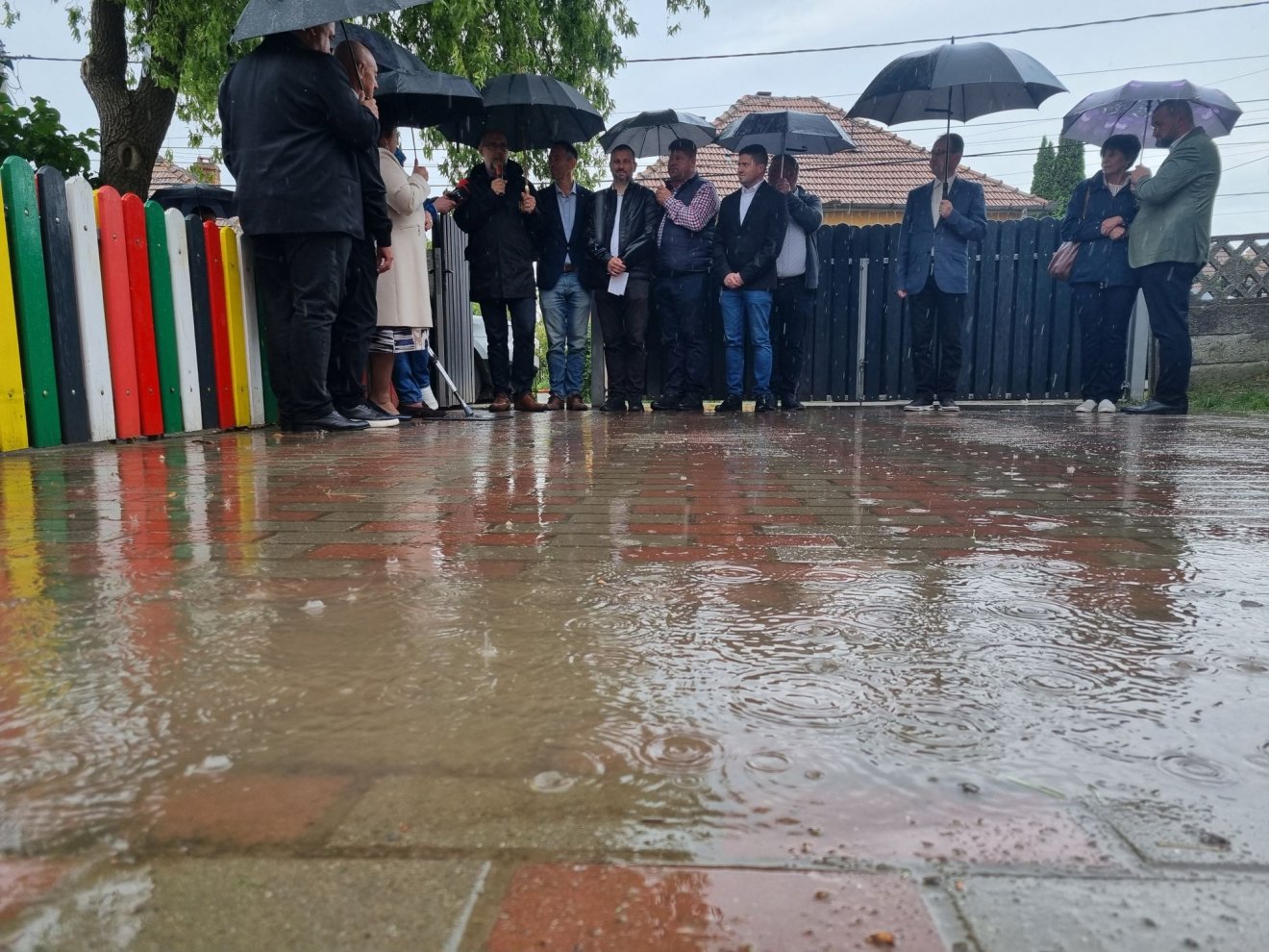 Nemcsak a földi, hanem stílusosan az égi csapot is „megengedték” szerdán Györgyfalván az ünnepélyes esemény idején •  Fotó: Páva Adorján