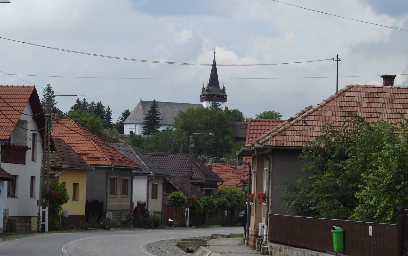 Kalotaszentkirályi főutca, háttérben a református templommal •  Fotó: Makkay József