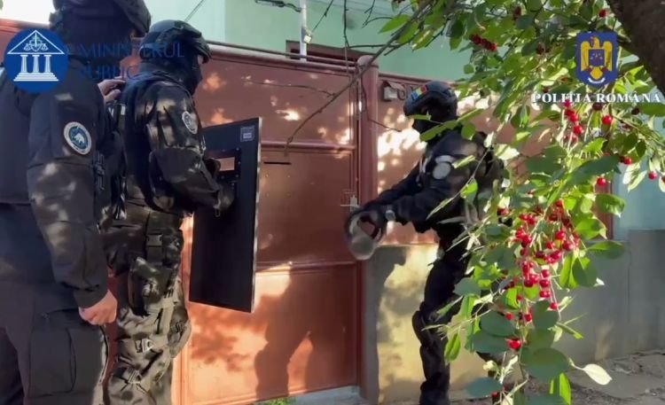 Rendőrségi rajtaütés a jogosulatlanul fogorvosi praxist űző személyeknél •  Fotó: Videófelvétel/Rendőrség