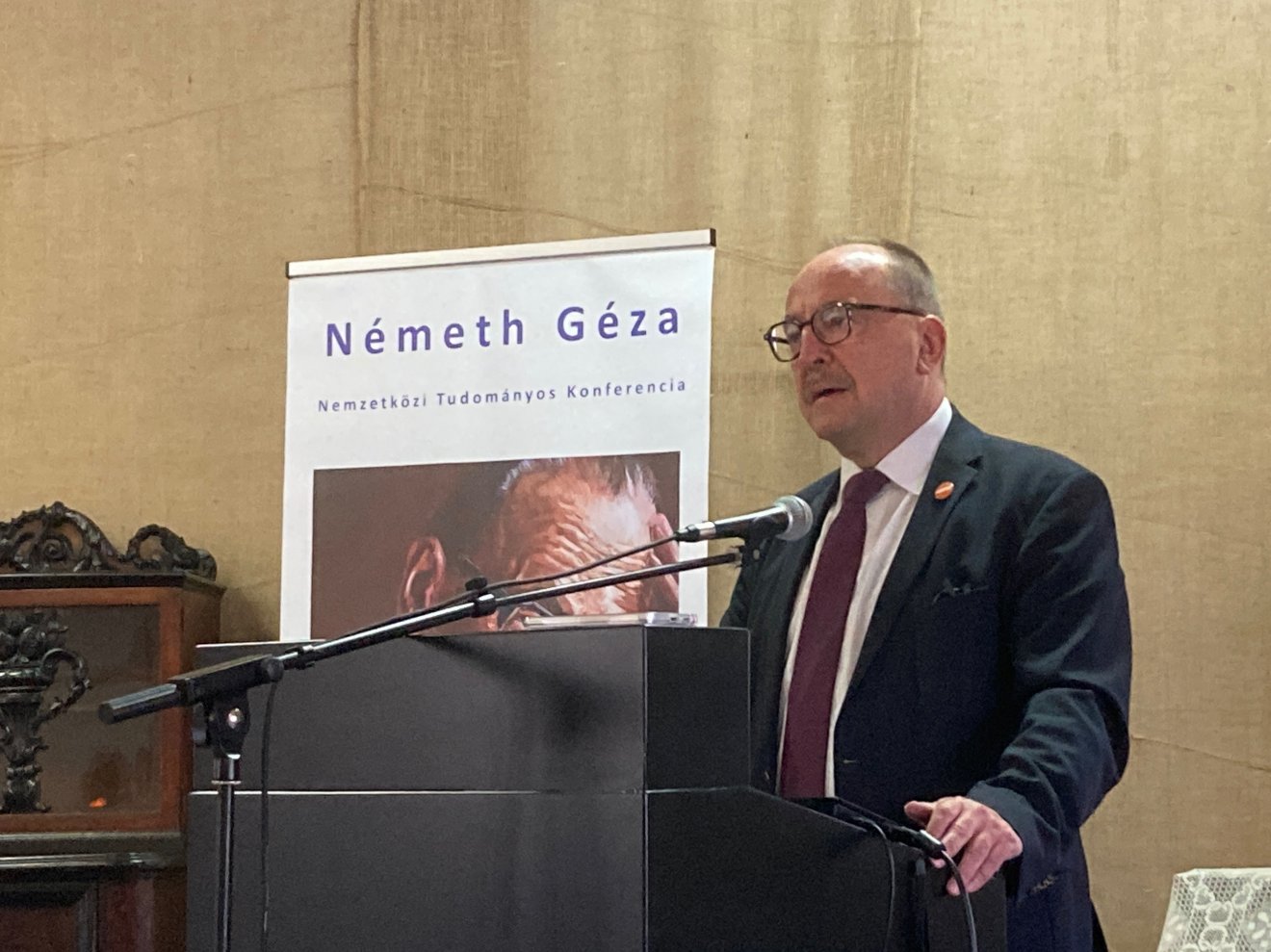 Németh Zsolt, az Országgyűlés külügyi bizottságának elnöke a nemzetpolitikai intézményi emlékezet egyik legfőbb birtokosának nevezte Tőkés Lászlót •  Fotó: Gazda Árpád
