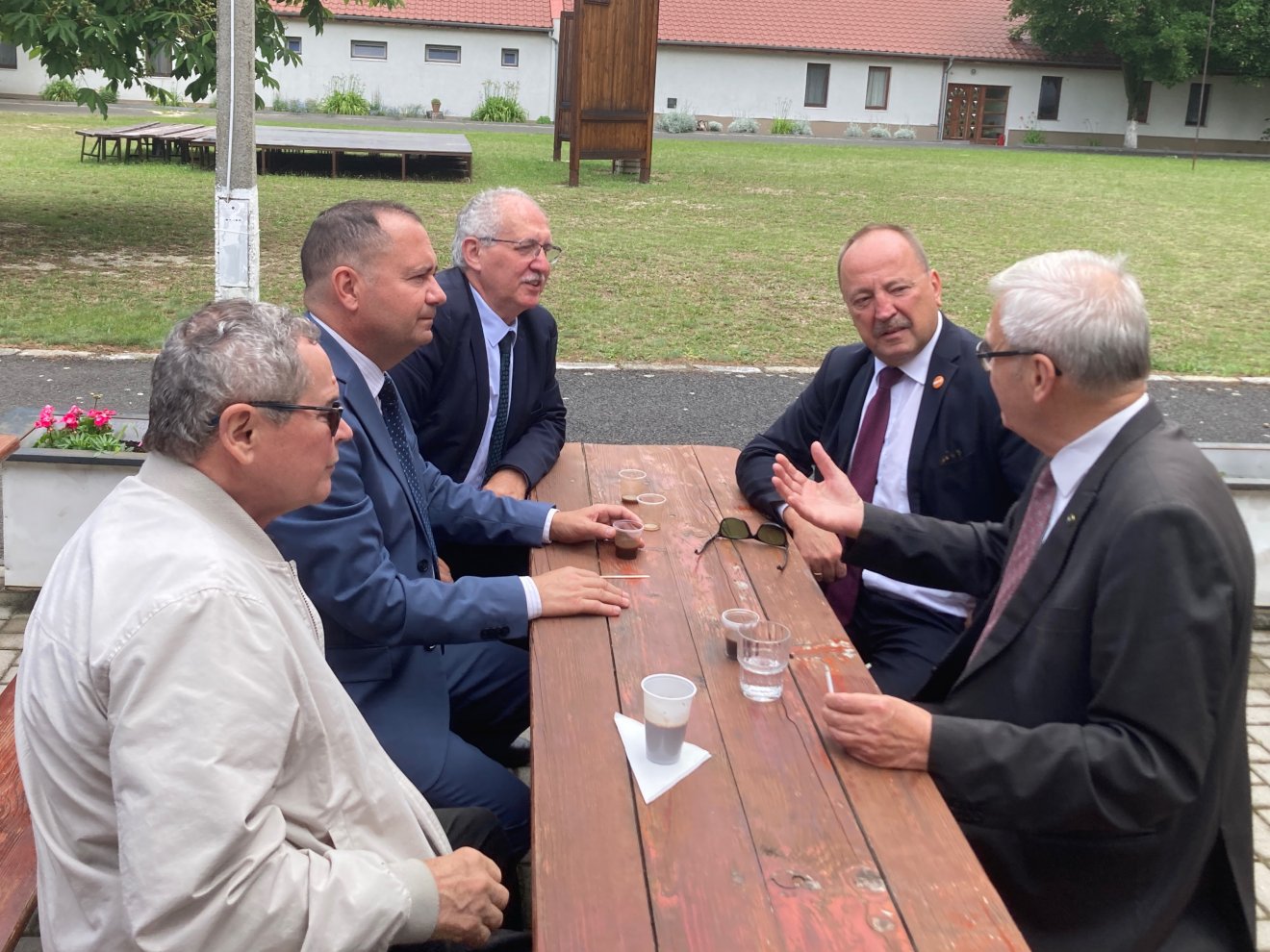 Tőkés József, a volt református püspök testvére, Szilágyi Zsolt, Toró T. Tibor, Németh Zsolt és Tőkés László eszmecseréje a konferencia keretében •  Fotó: Gazda Árpád