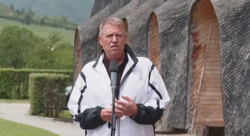 Nyugalomra int. Az államfő szerint a NATO-tagság biztonságos hellyé teszi Romániát •  Fotó: Presidency.ro/videófelvétel