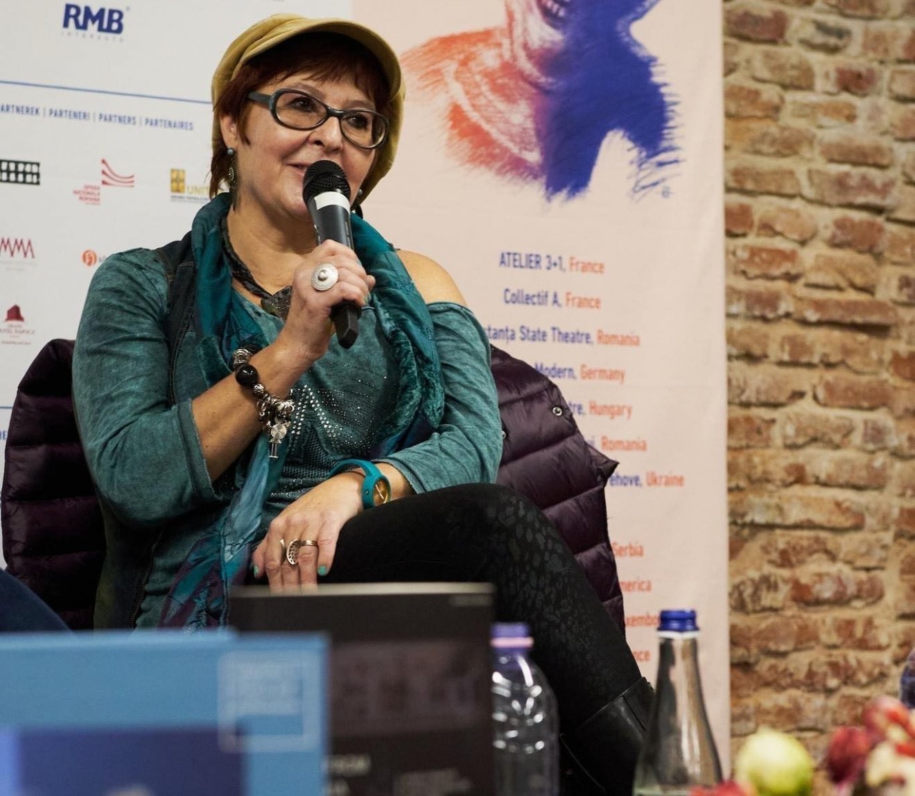 Komporály Jozefina az általa angolra fordított és szerkesztett, Drámák Romániából című kötet bemutatóján a 2022-es Interferenciák fesztiválon Kolozsváron •  Fotó: Biró István / Kolozsvári Állami Magyar Színház