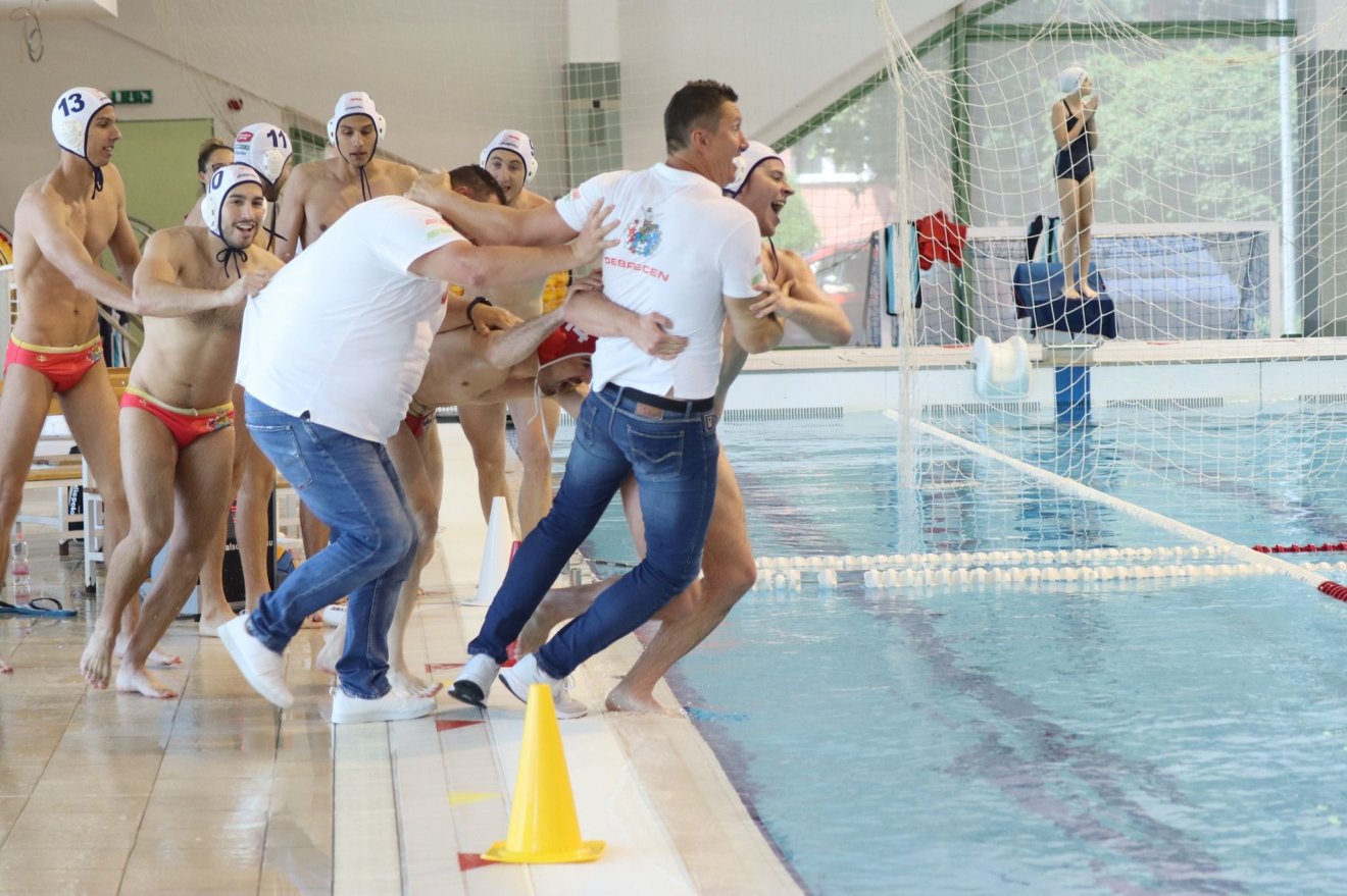 A bajnoki cím megszerzésének örömére megúsztatták szakvezetőjüket a cívisvárosi pólósok •  Fotó: Debreceni Vízilabda Klub