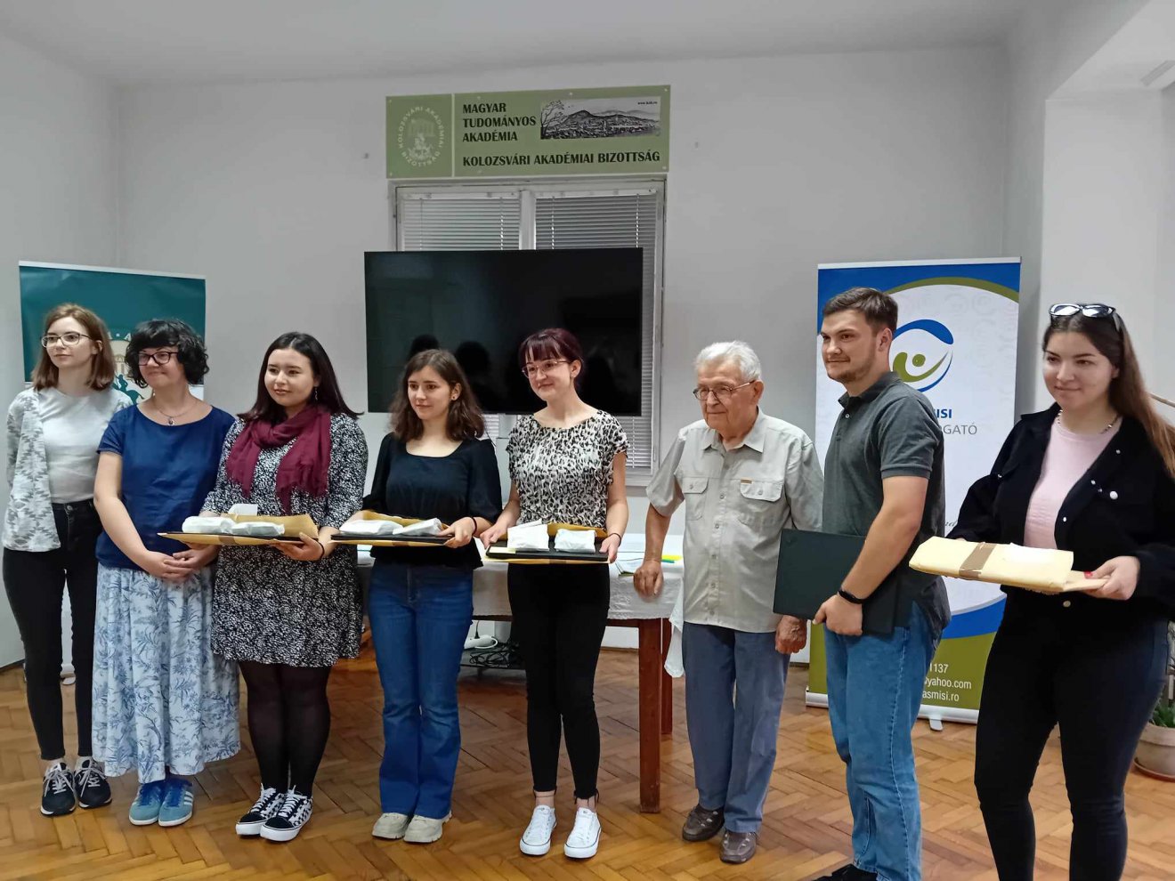 Az egyesület munkatársai (balról) és elnöke (jobbról a harmadik) a laptopot átvevő diákokkal •  Fotó: Bede Laura