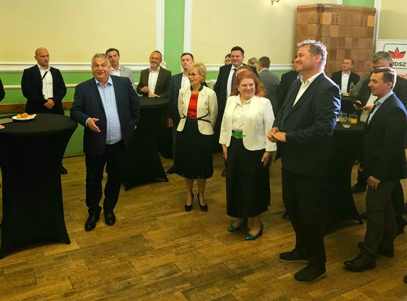 Orbán Viktor miniszterelnök a szalontai Magyar Házban az RMDSZ partiumi polgármestereinek, önkormányzati vezetőinek társaságában •  Fotó: Krónika