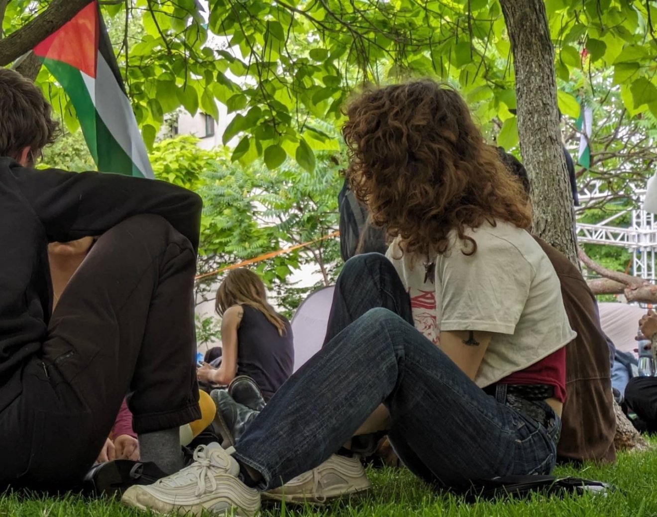Zászlót bontottak. A Bukaresti Egyetem diákjainak egy része a Hamász terroristái mellett állt ki •  Fotó: Facebook/Solidaritate România-Palestina