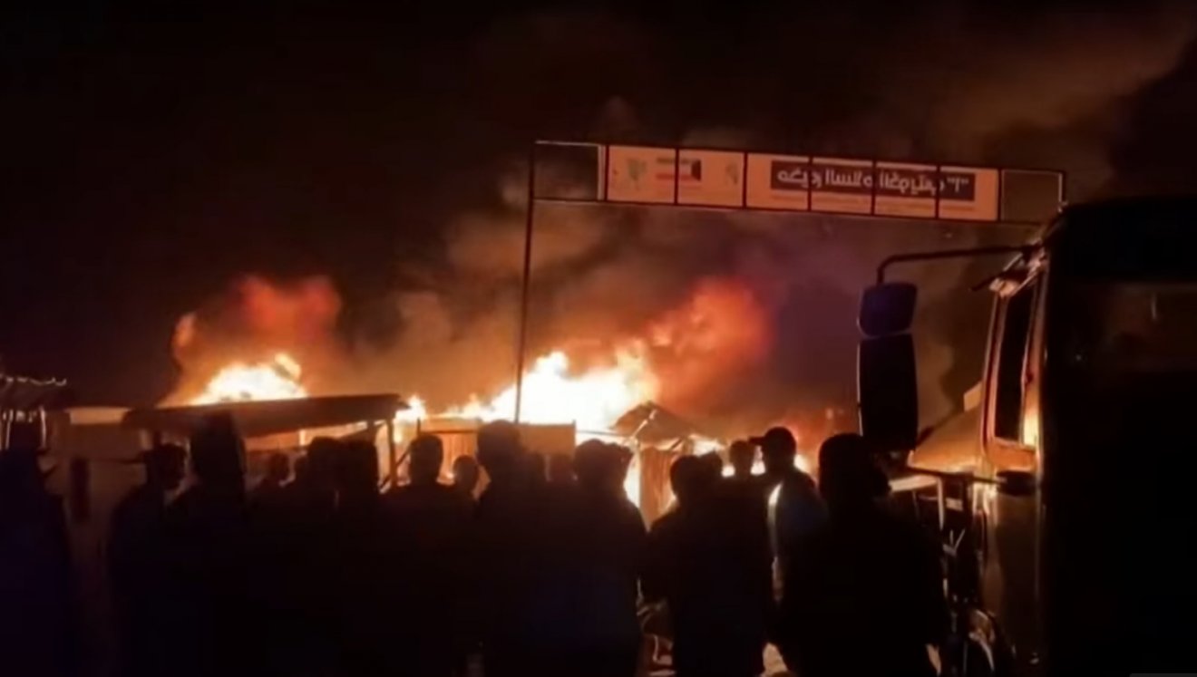 Pusztítás. A Rafahot ért légicsapásban legalább harmincöten meghaltak •  Fotó: Videófelvétel