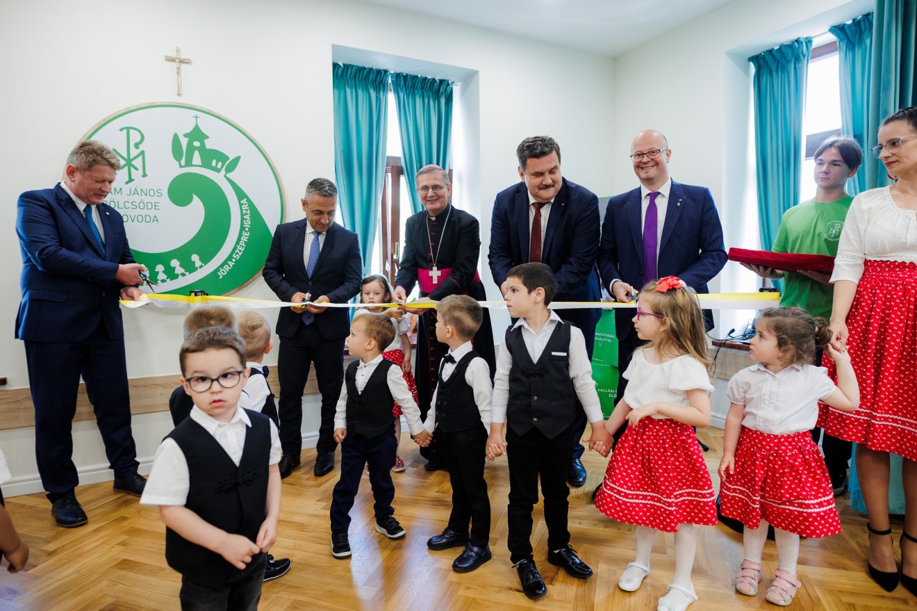 Potápi Árpád János államtitkár, Schönberger Jenő szatmári megyéspüspök, Pataki Csaba, tanácselnök és Kereskényi Gábor, Szatmárnémeti polgármestere vágta át az avatószalagot •  Fotó: Kereskényi Gábor/Facebook
