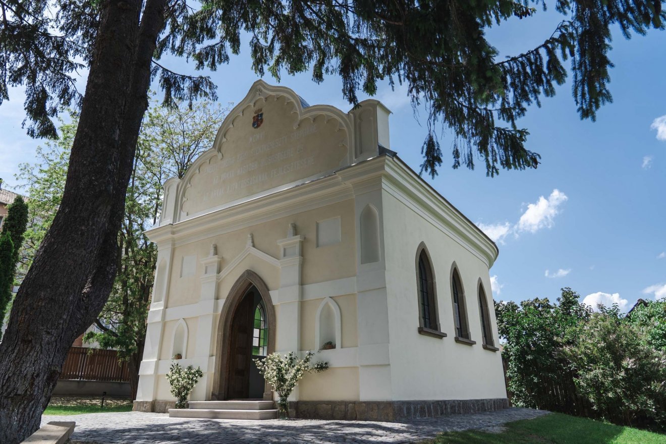 A kézdivásárhelyi Közösségi Szolgáltatási Központ udvarán található kápolnában nyugszanak a bárónő földi maradványai •  Fotó: Török Etele/Tamás Sándor Facebook-oldala