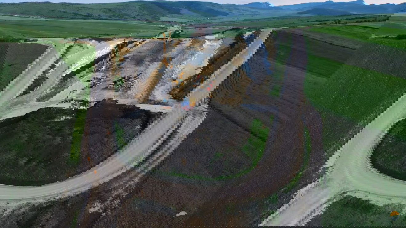 Megy a munka, de még rá lehet erősíteni. Az öt kilométeres gyorsforgalmi útnak hivatalosan februárig kell elkészülnie •  Fotó: Facebook/Asociația Pro Infrastructură
