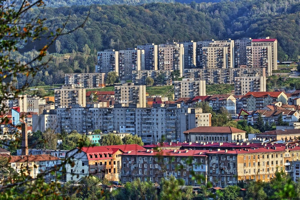 A Zsil völgyének egyik jellegzetes bányavárosában hatalmas lakónegyedek épültek fel •  Fotó: E-vulcan.ro