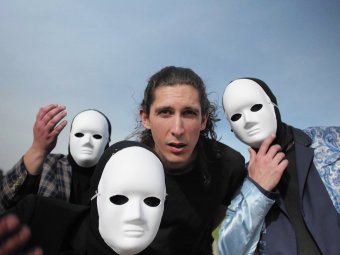 „Átkokat szór” a kincses városban az új dallal és videóklippel jelentkező A Csajod zenekar