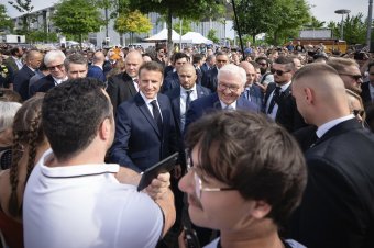 Macron: nem szabad felhagyni Ukrajna katonai támogatásával
