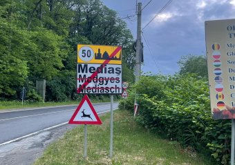 Kampány-magyarellenesség: Szeben megyei településeken festették le a magyar feliratot a helységnévtáblákon